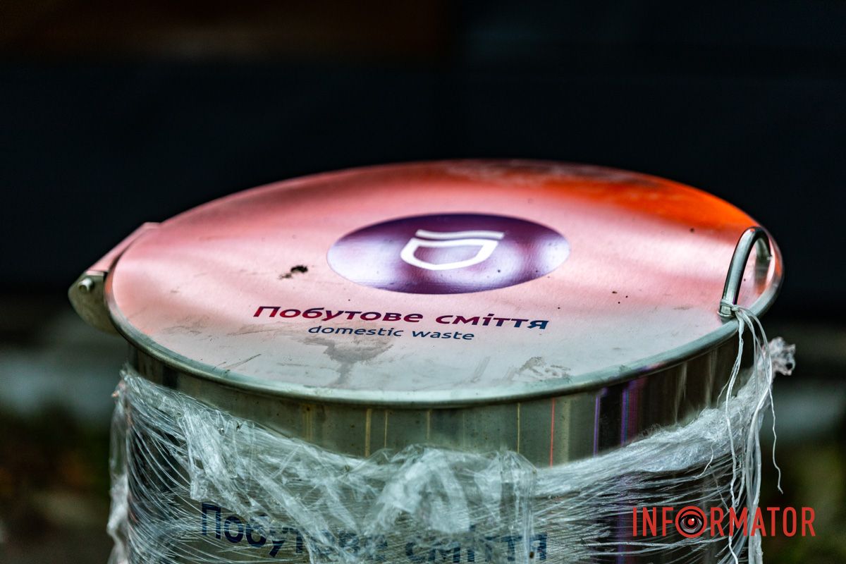 “Золоті” підземні сміттєві баки з’явилися на проспекті Науки 15