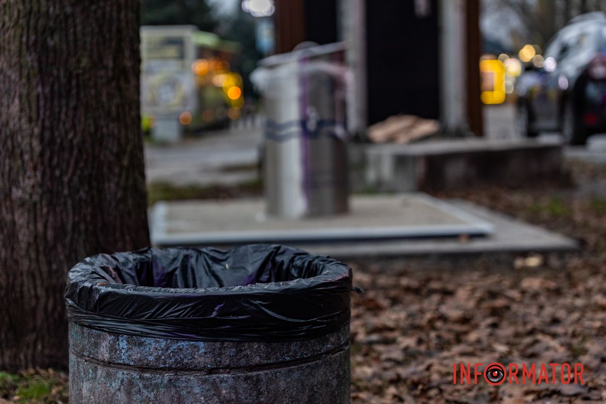 “Золоті” підземні сміттєві баки з’явилися на проспекті Науки 14