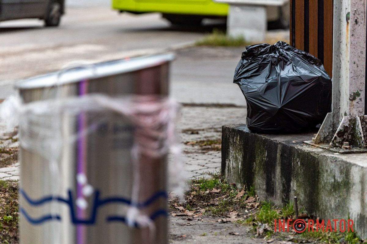“Золоті” підземні сміттєві баки з’явилися на проспекті Науки 16
