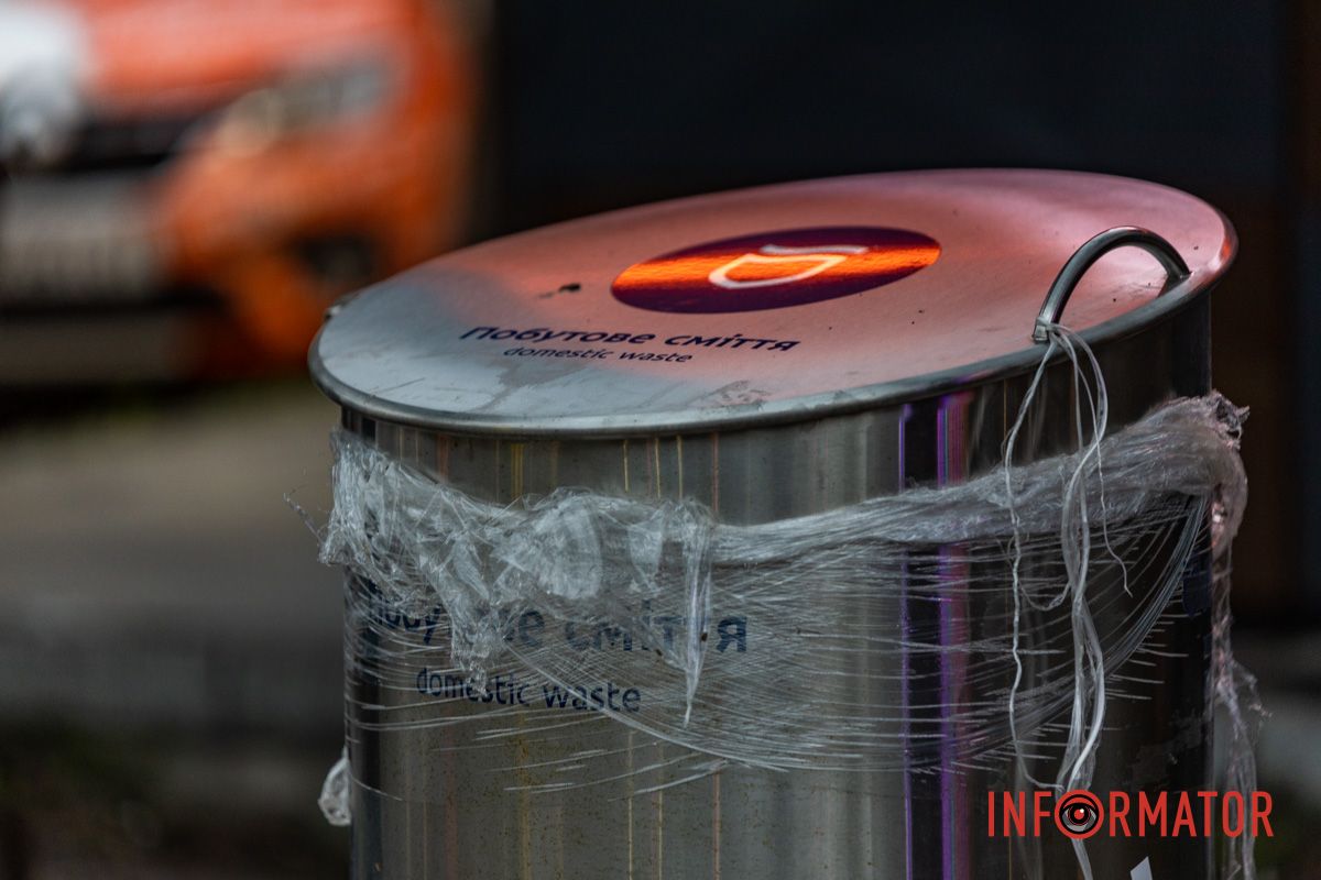 “Золоті” підземні сміттєві баки з’явилися на проспекті Науки 18