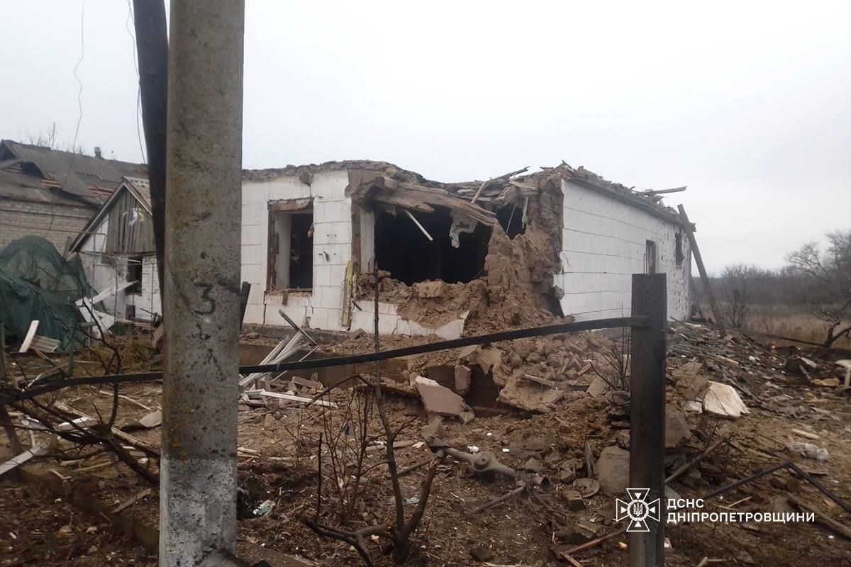 Ворог здійснив масовану атаку дронами по Дніпропетровській області, є руйнування: фото та подробиці від ОВА й ДСНС 12