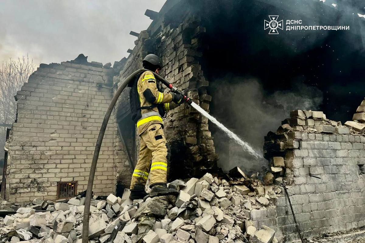 Ворог здійснив масовану атаку дронами по Дніпропетровській області, є руйнування: фото та подробиці від ОВА й ДСНС 11