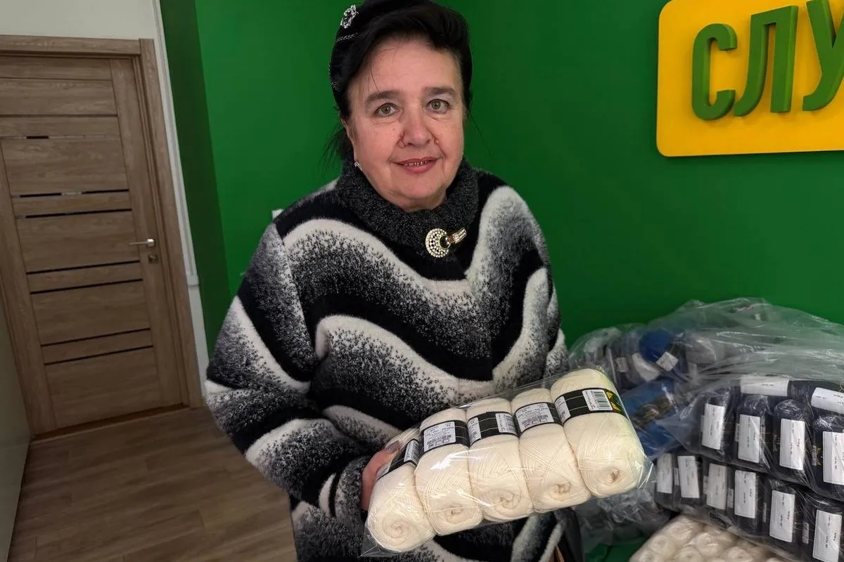 Dсі бажаючі можуть вʼязати теплі шкарпетки для бійців ЗСУ У Дніпрі стартував новий сезон проєкту «Вʼязальний батальйон» 3