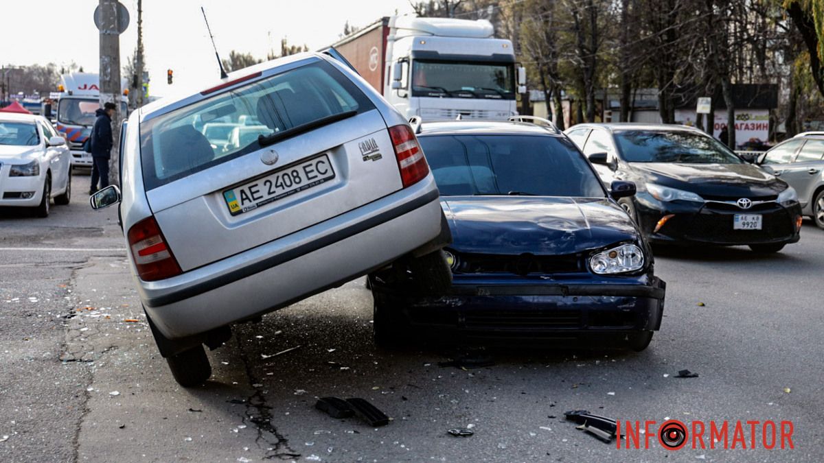 У Дніпрі на Панікахи біля ТЦ TERRA Skoda наїхала на капот Volkswagen: також зачепило Lada, в салоні була дитина