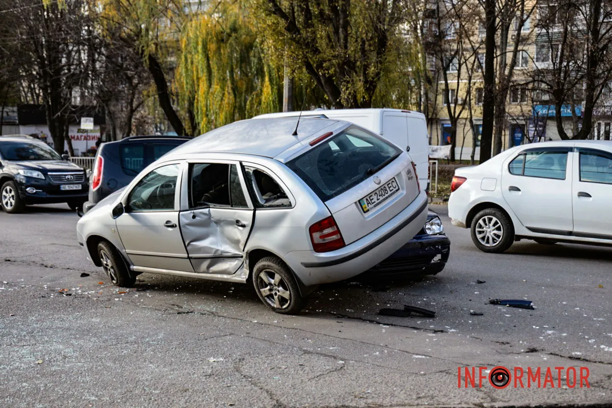 У Дніпрі на Панікахи біля ТЦ TERRA Skoda наїхала на капот Volkswagen дтп 1