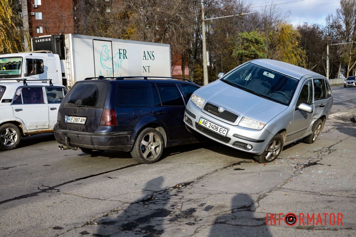 Skoda наїхала на капот Volkswagen дтп 3
