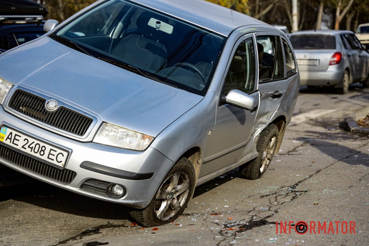 Водій Skoda планував виконувати поворот ліворуч, для заїзду на парковку дтп 8