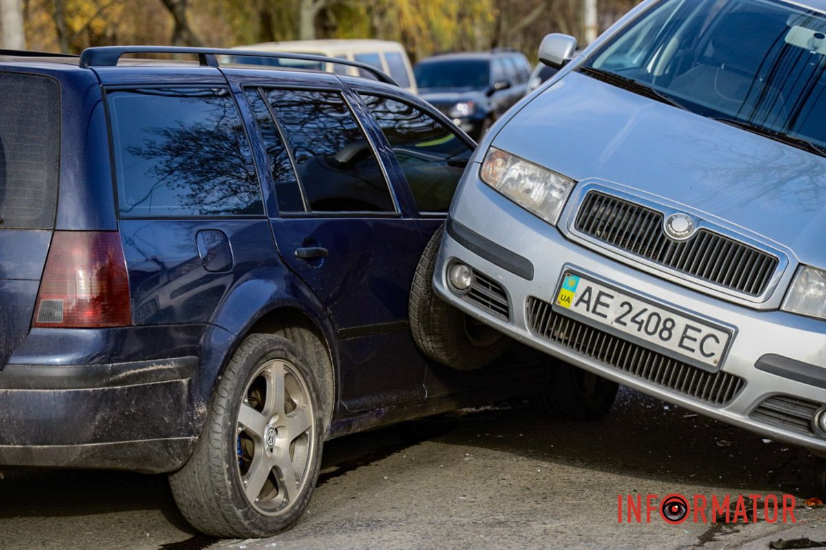Skoda "зафіксувалась" на капоті Volkswagen дтп 11