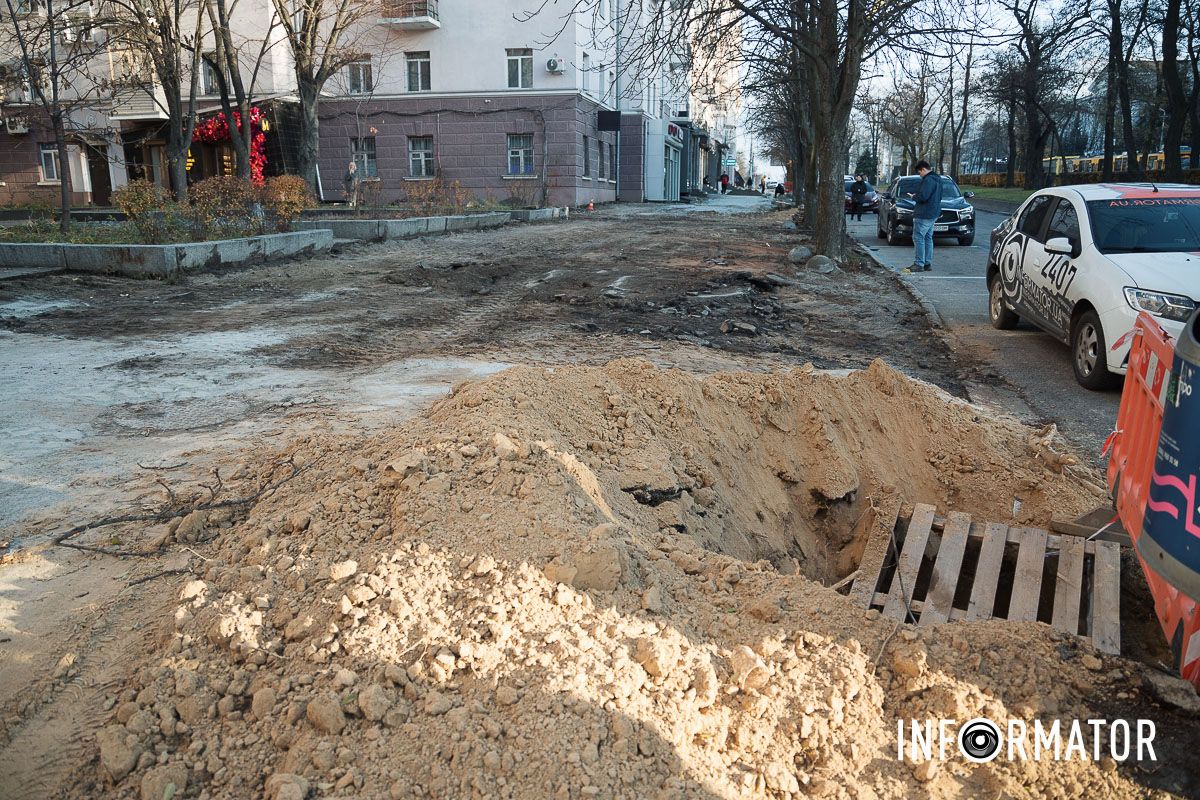 Біля будинку №20 демонтували асфальт У Дніпрі на проспекті Дмитра Яворницького почали перекладати бруківку за майже 10 мільйонів 3