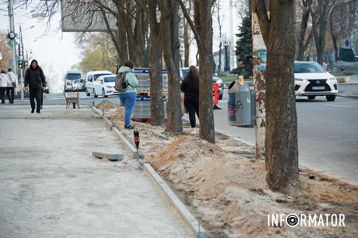 Замовником зазначений департамент благоустрою та інфраструктури Дніпровської міської ради У Дніпрі на проспекті Дмитра Яворницького почали перекладати бруківку за майже 10 мільйонів 16