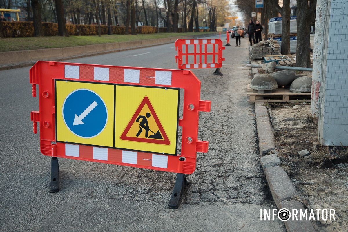 Встановлені дорожні знаки У Дніпрі на проспекті Дмитра Яворницького почали перекладати бруківку за майже 10 мільйонів 5