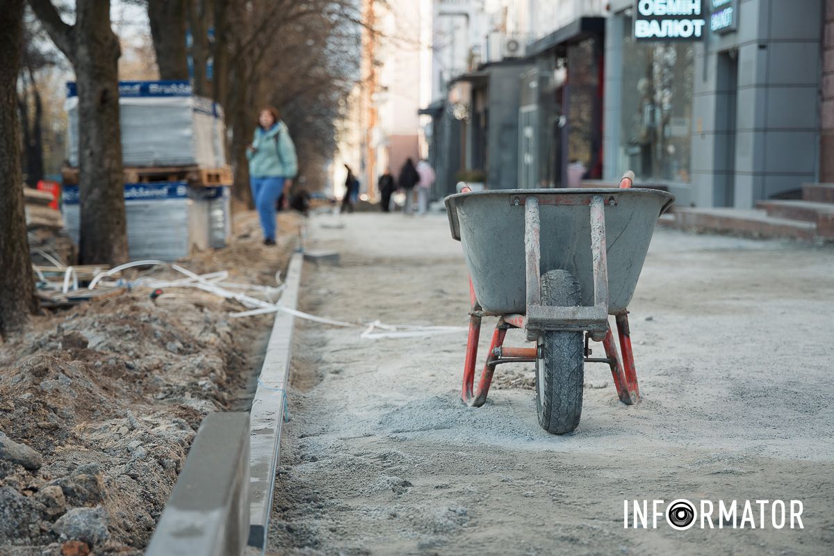 Тут виконуватимуться роботи зі створення безбар'єрного маршруту У Дніпрі на проспекті Дмитра Яворницького почали перекладати бруківку за майже 10 мільйонів 4