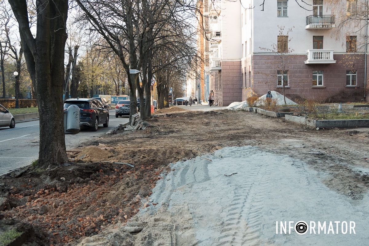 Станом на 14 листопада 2025 року У Дніпрі на проспекті Дмитра Яворницького почали перекладати бруківку за майже 10 мільйонів 15