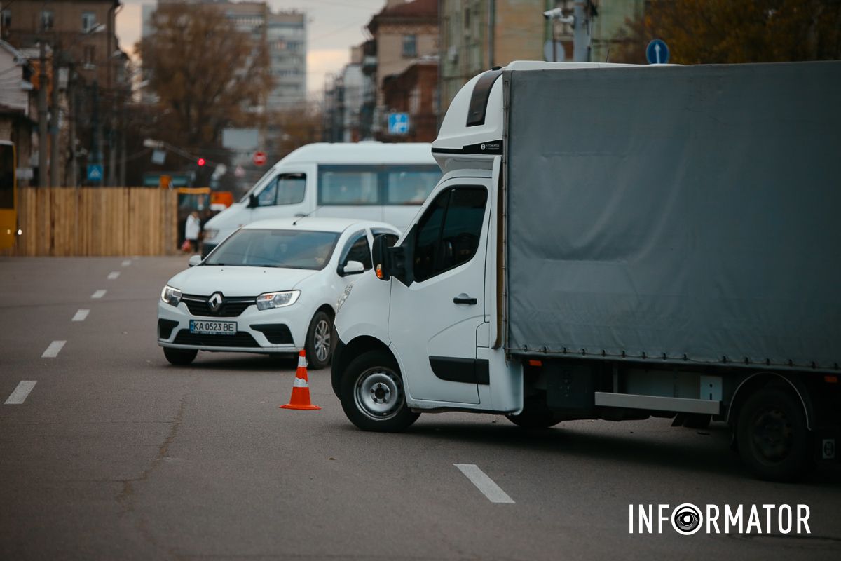 Центр застиг у заторах: у Дніпрі біля ТРК «МОСТ-Сіті» Cherry вʼїхала у вантажівку 1