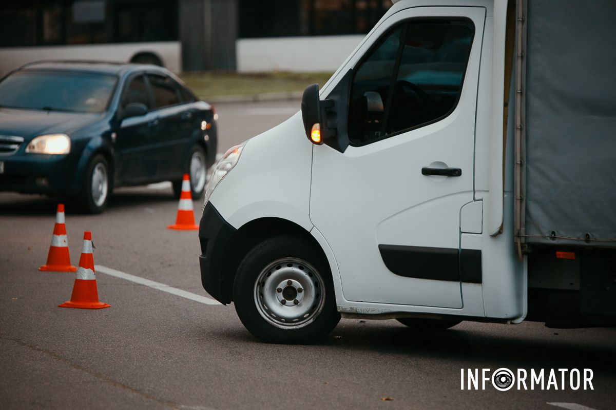 Центр застиг у заторах: у Дніпрі біля ТРК «МОСТ-Сіті» Cherry вʼїхала у вантажівку 13