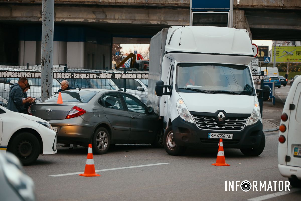 Центр застиг у заторах: у Дніпрі біля ТРК «МОСТ-Сіті» Cherry вʼїхала у вантажівку 14