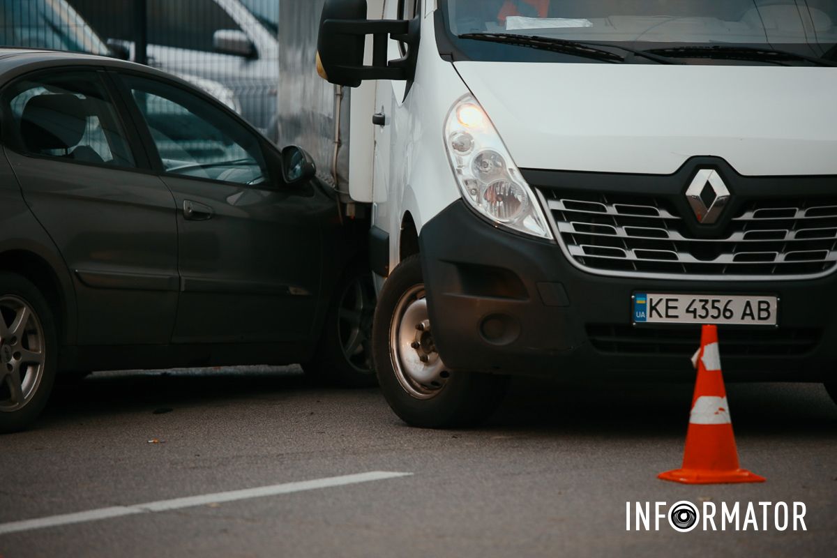 Центр застиг у заторах: у Дніпрі біля ТРК «МОСТ-Сіті» Cherry вʼїхала у вантажівку 11