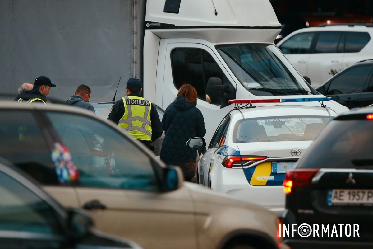 Центр застиг у заторах: у Дніпрі біля ТРК «МОСТ-Сіті» Cherry вʼїхала у вантажівку 12