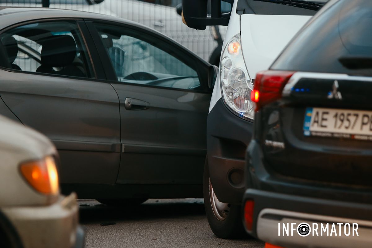 Центр застиг у заторах: у Дніпрі біля ТРК «МОСТ-Сіті» Cherry вʼїхала у вантажівку 2