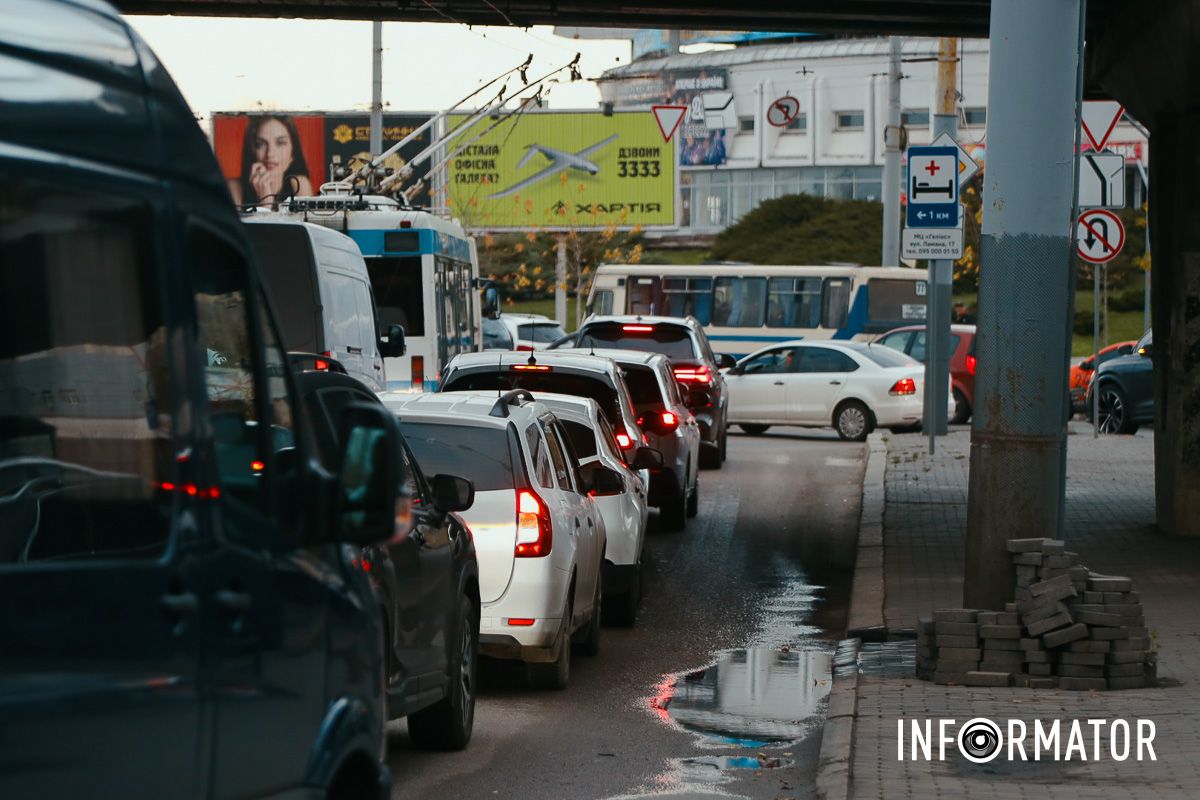 Центр застиг у заторах: у Дніпрі біля ТРК «МОСТ-Сіті» Cherry вʼїхала у вантажівку 8