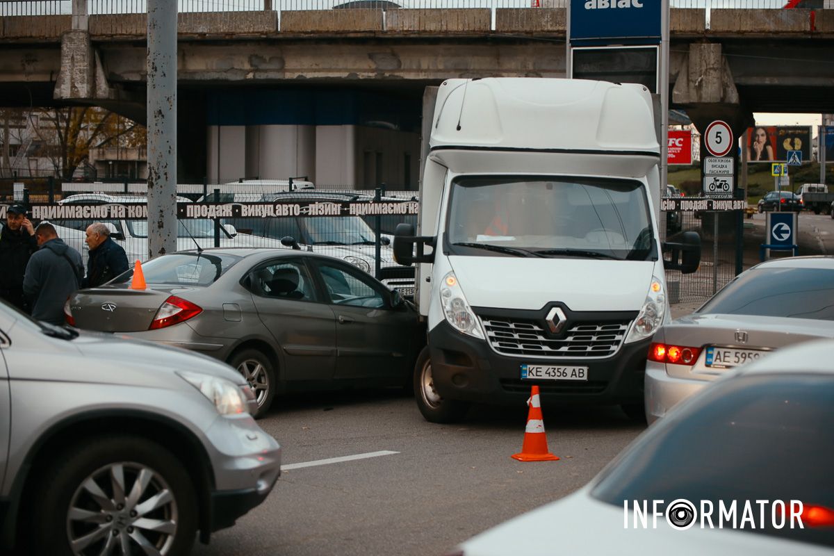 Центр застиг у заторах: у Дніпрі біля ТРК «МОСТ-Сіті» Cherry вʼїхала у вантажівку 6