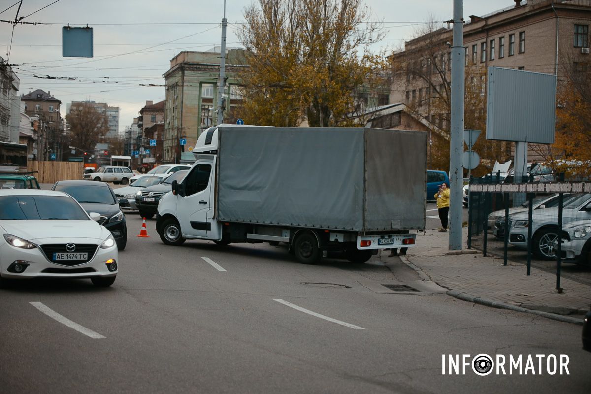 Центр застиг у заторах: у Дніпрі біля ТРК «МОСТ-Сіті» Cherry вʼїхала у вантажівку 4