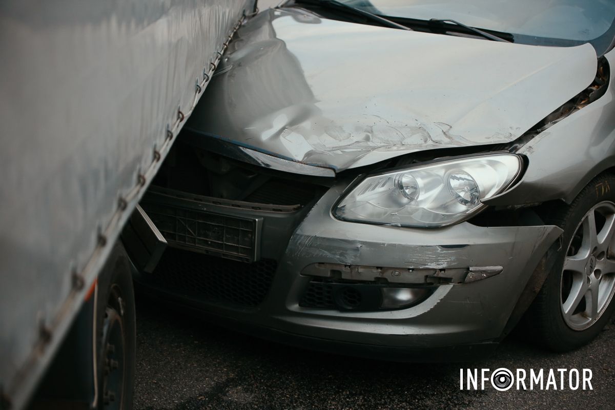 Центр застиг у заторах: у Дніпрі біля ТРК «МОСТ-Сіті» Cherry вʼїхала у вантажівку 9