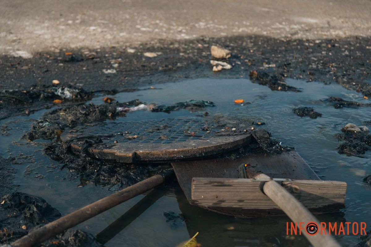 З-під люка витікала вода З-під люка витікала вода