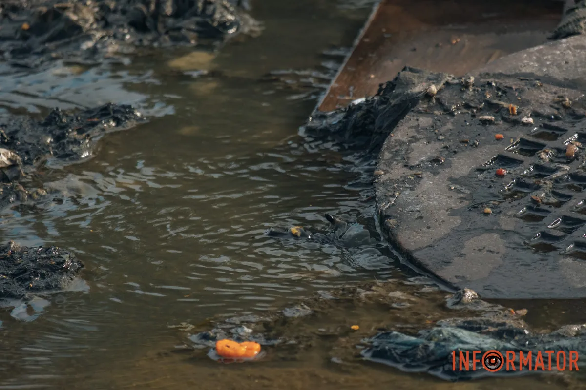 Станом на 11:14 поруч вже працювали робітники КП "Дніпроводоканал" Станом на 11:14 поруч вже працювали робітники КП "Дніпроводоканал"