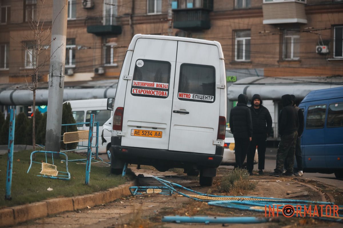 У суботу, 15 листопада, у Дніпрі на Старомостовій площі сталась ДТП У Дніпрі на Старомостовій площі, біля McDonald's, маршрутка №236 врізалась в огорожу 1