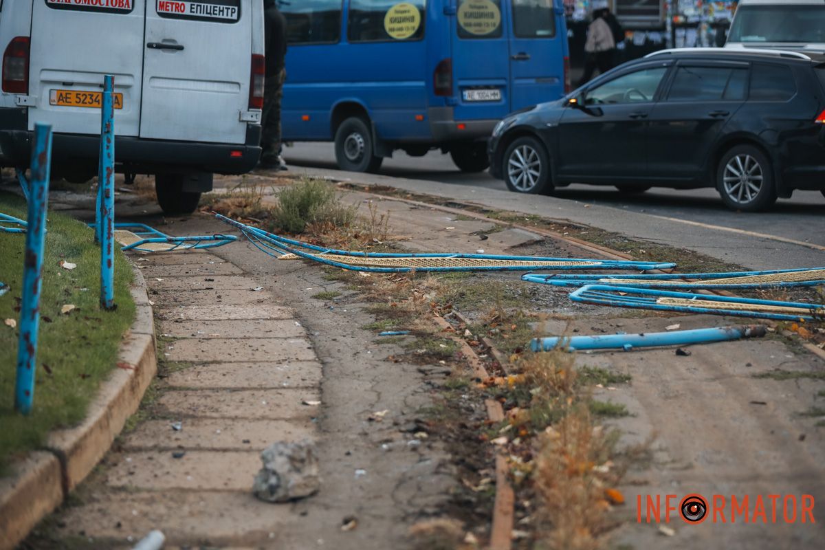 Тут маршрутка №236 врізалась в огорожу У Дніпрі на Старомостовій площі, біля McDonald's, маршрутка №236 врізалась в огорожу 2