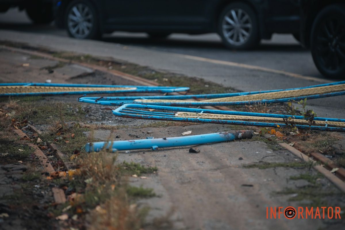 Інцидент стався біля McDonald's У Дніпрі на Старомостовій площі, біля McDonald's, маршрутка №236 врізалась в огорожу 3