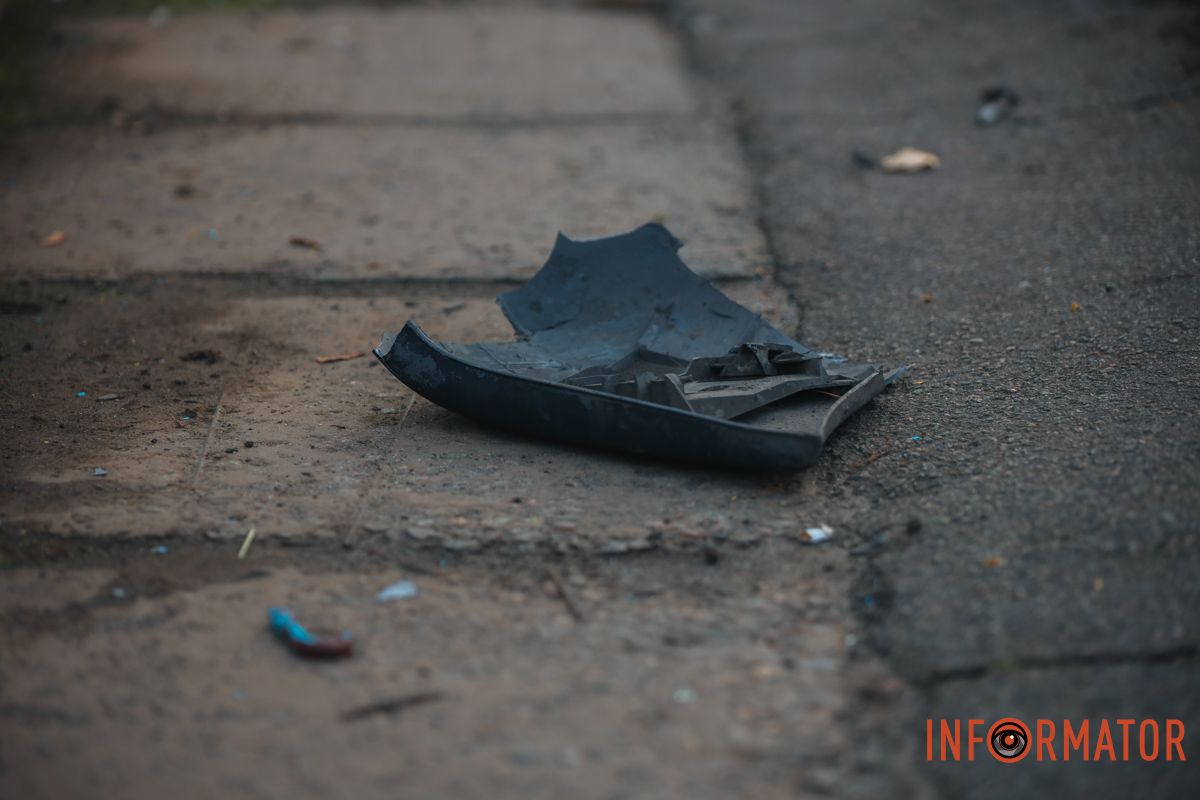 Не поспішайте У Дніпрі на Старомостовій площі, біля McDonald's, маршрутка №236 врізалась в огорожу 10