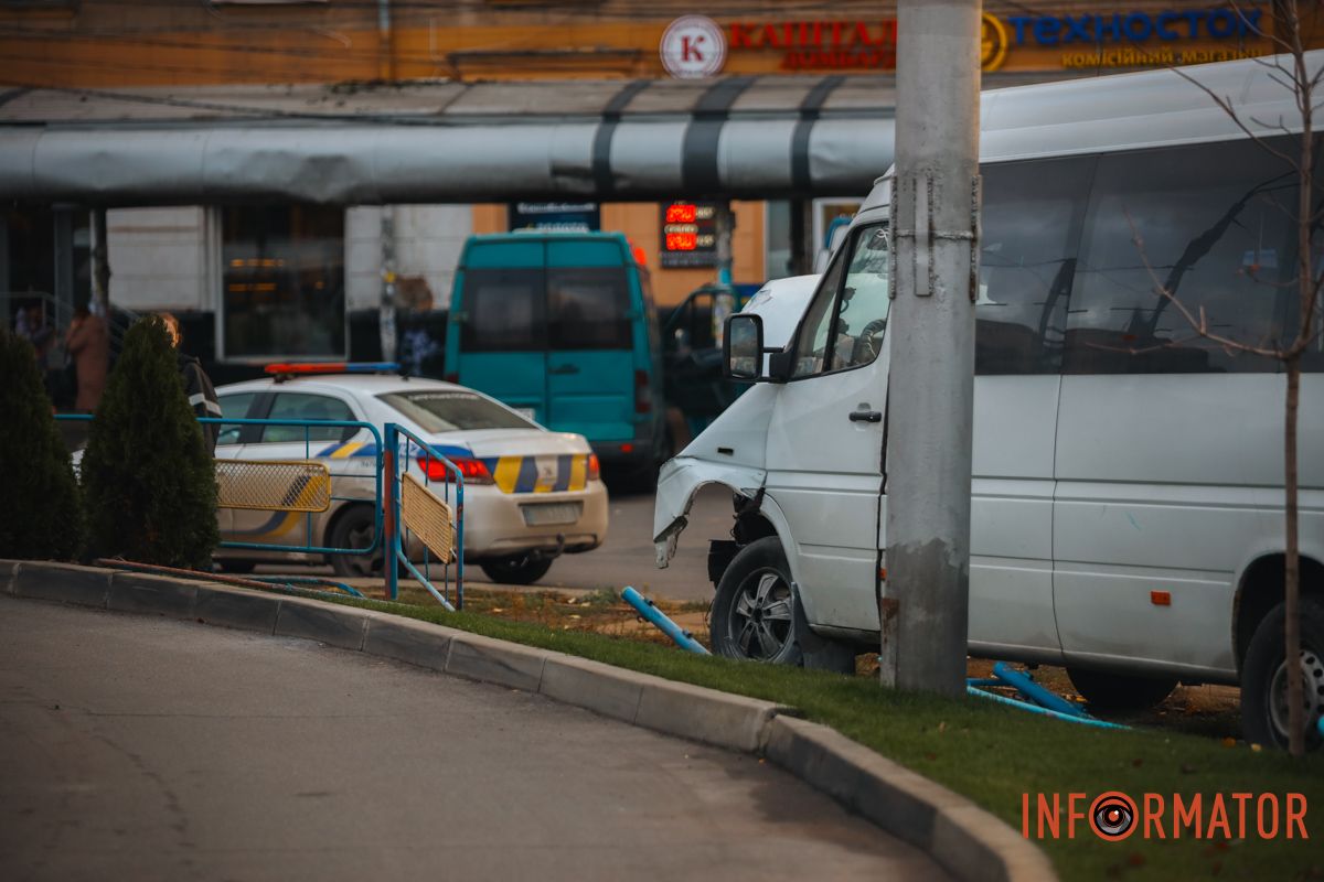 Інформації щодо постраждалих наразі немає У Дніпрі на Старомостовій площі, біля McDonald's, маршрутка №236 врізалась в огорожу 8