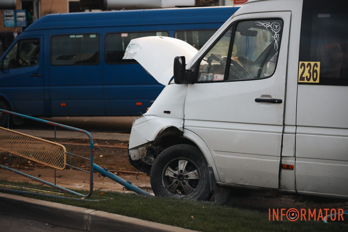 Рух на цій ділянці не ускладнено У Дніпрі на Старомостовій площі, біля McDonald's, маршрутка №236 врізалась в огорожу 7