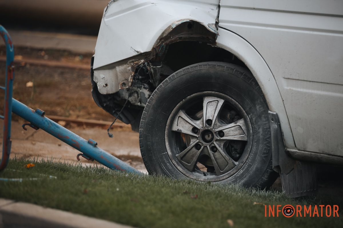 Сюди приїхали правоохоронці У Дніпрі на Старомостовій площі, біля McDonald's, маршрутка №236 врізалась в огорожу 4