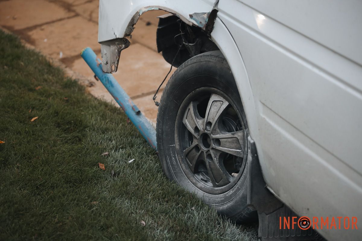 Дотримуйтесь безпечної дистанції У Дніпрі на Старомостовій площі, біля McDonald's, маршрутка №236 врізалась в огорожу 12