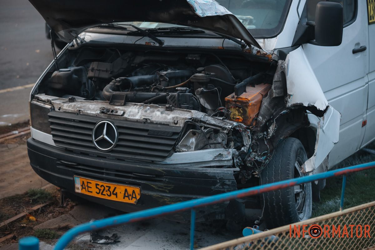 Фото: Андрій Шушпан У Дніпрі на Старомостовій площі, біля McDonald's, маршрутка №236 врізалась в огорожу 13