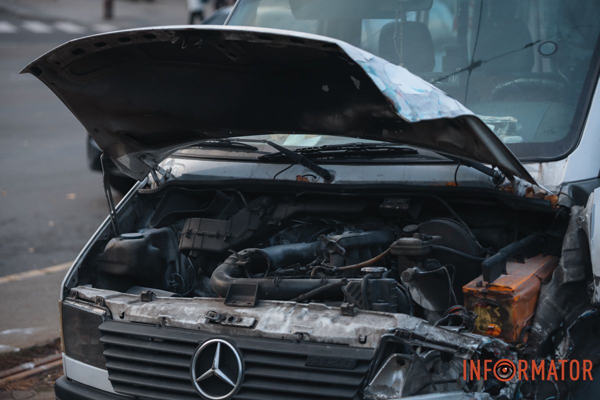 За даними від свідків, водій сказав, що в машини відмовили гальма У Дніпрі на Старомостовій площі, біля McDonald's, маршрутка №236 врізалась в огорожу 6