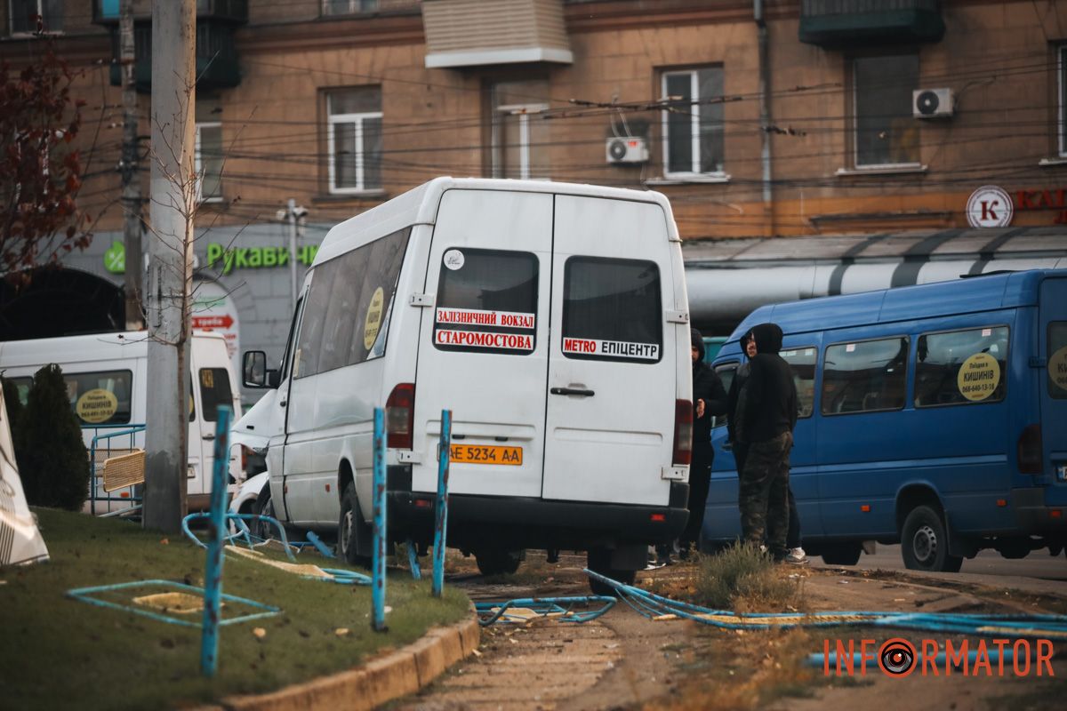 Про це повідомляє Інформатор з місця події У Дніпрі на Старомостовій площі, біля McDonald's, маршрутка №236 врізалась в огорожу 5