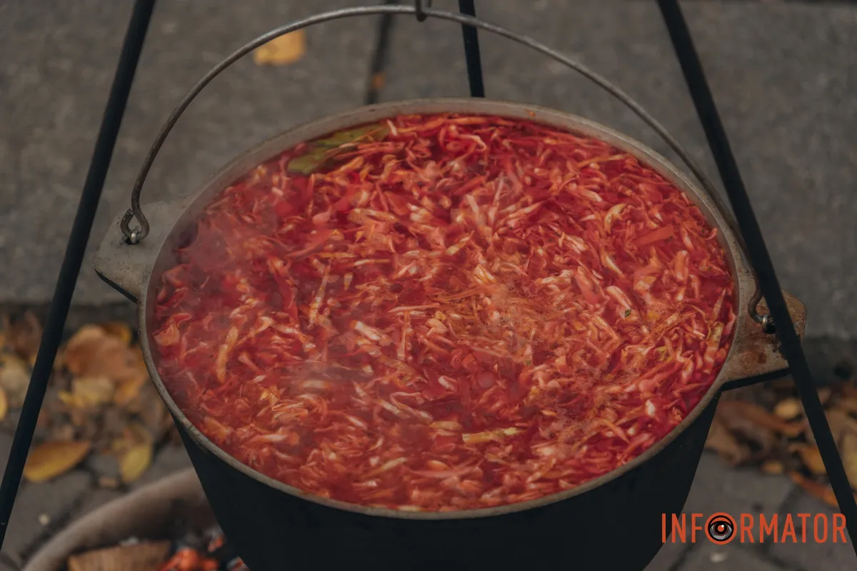 15 листопада у Дніпрі у Парку Шевченка мешканців міста пригощали пісним борщем