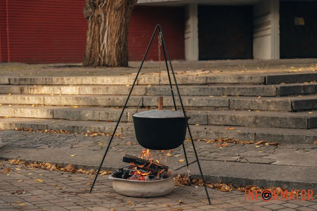 Борщ готували на вогні у великому казані