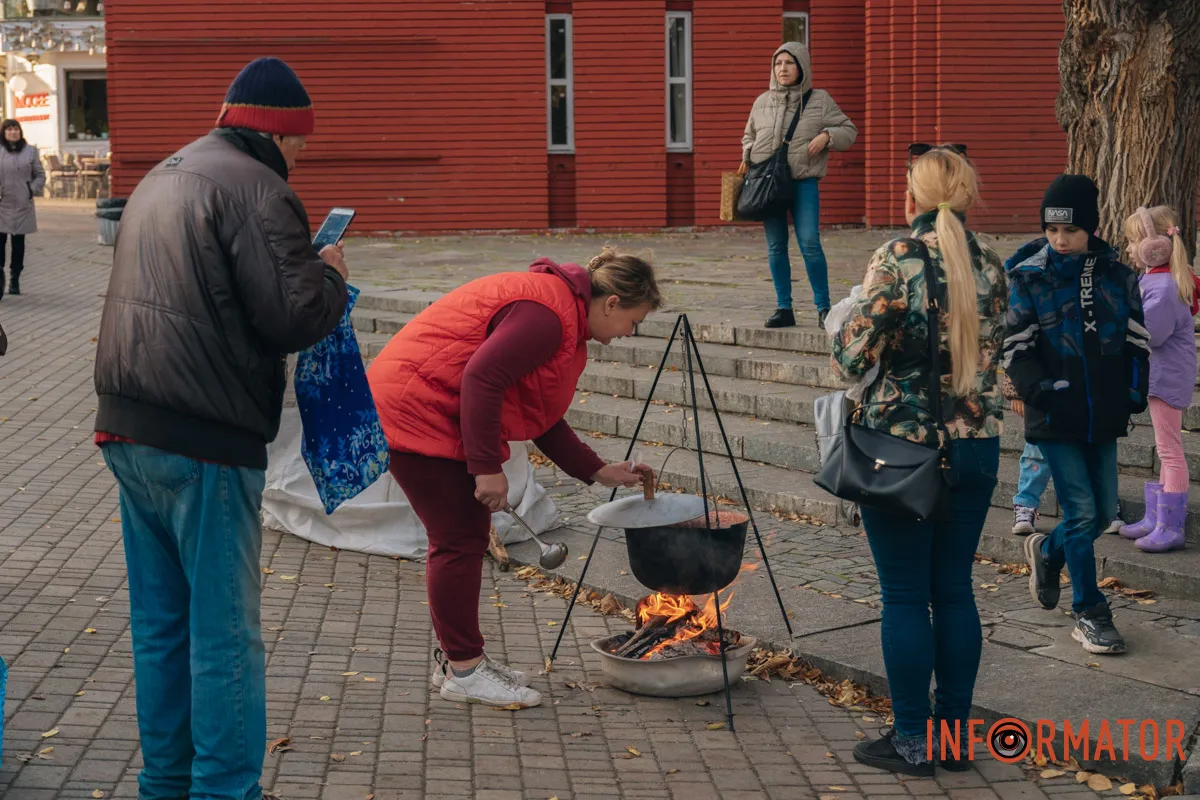 Дніпряни збираються біля казана з борщем