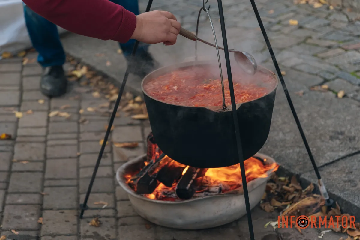 Борщ на вогні — тепло для всіх