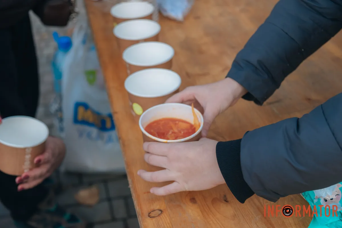 Кожен міг почастувати запашним борщем