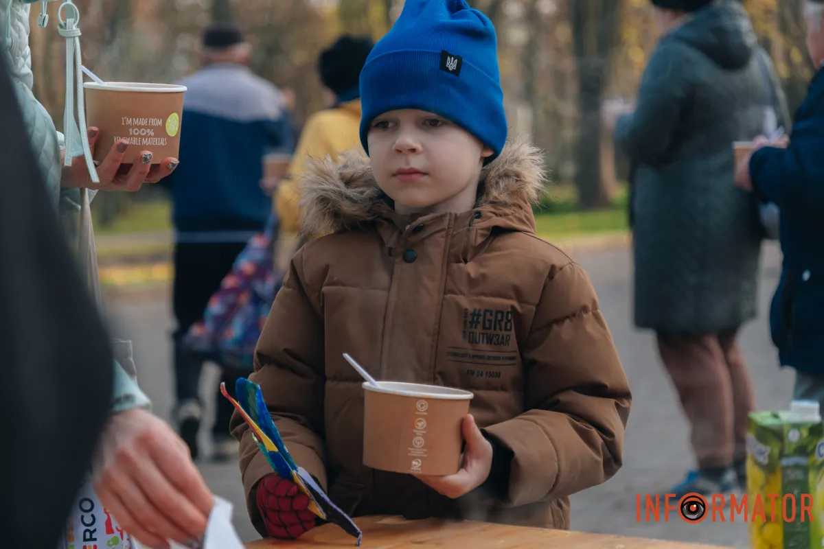 Діти отримують борщ першими