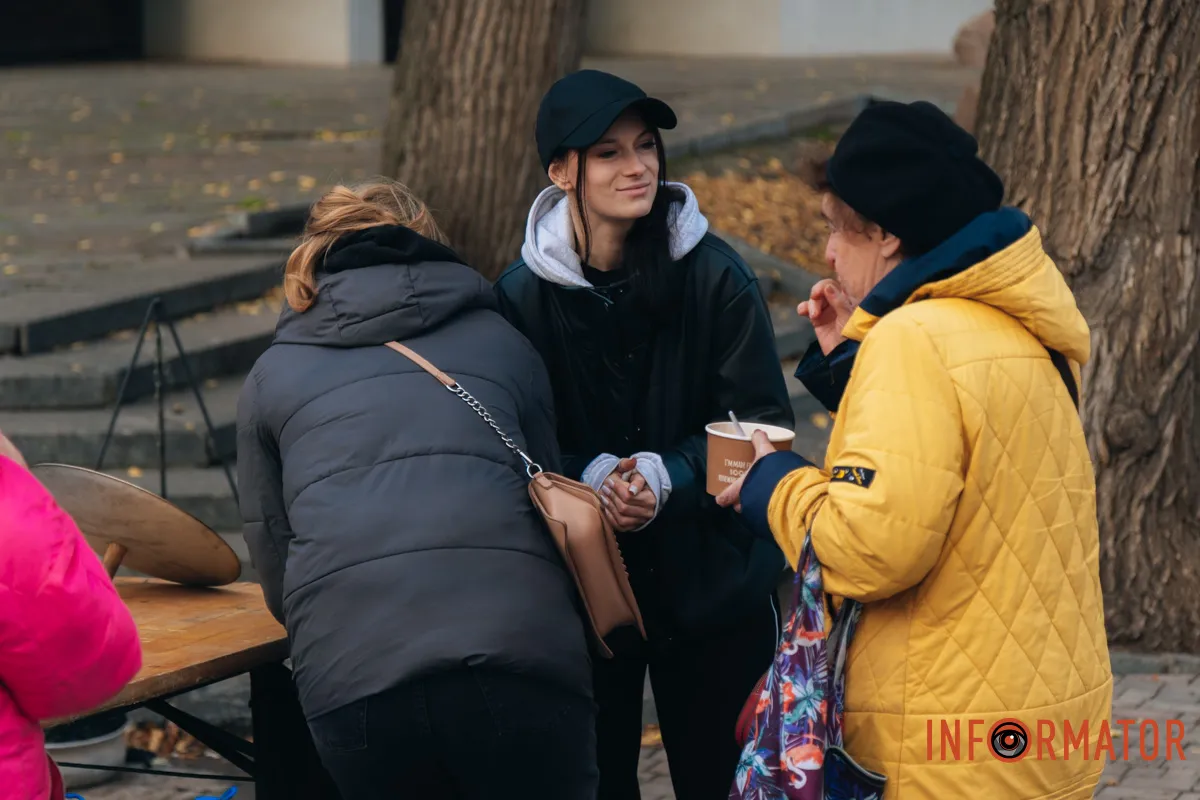 Дніпряни частуються борщем і спілкуються
