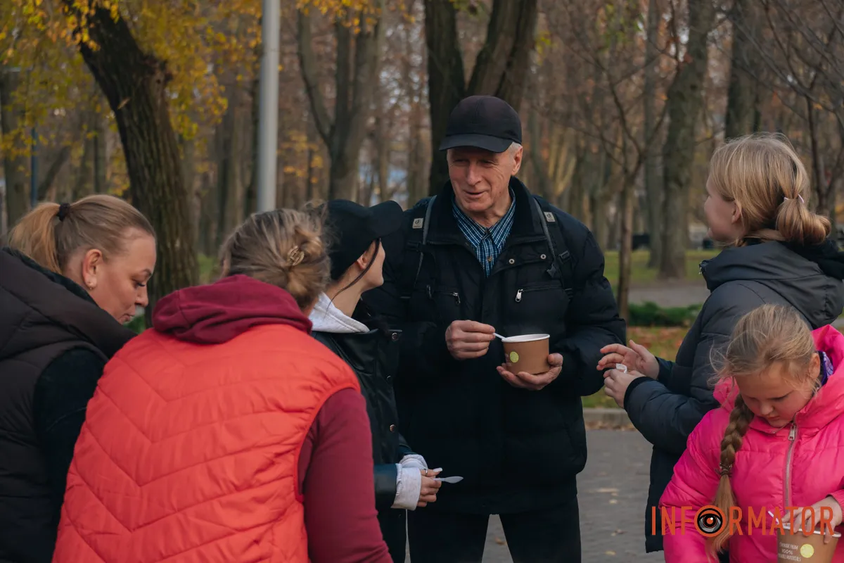 Незнайомці спілкуються, ніби давні знайомі