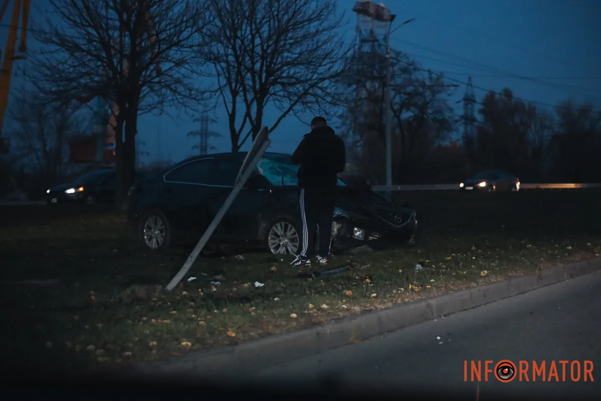 У суботу, 15 листопада, на Набережній Заводській у Дніпрі сталась аварія Машина вилетіла на узбіччя: у Дніпрі на Набережній Заводській зіштовхнулися Mazda та Dacia 1