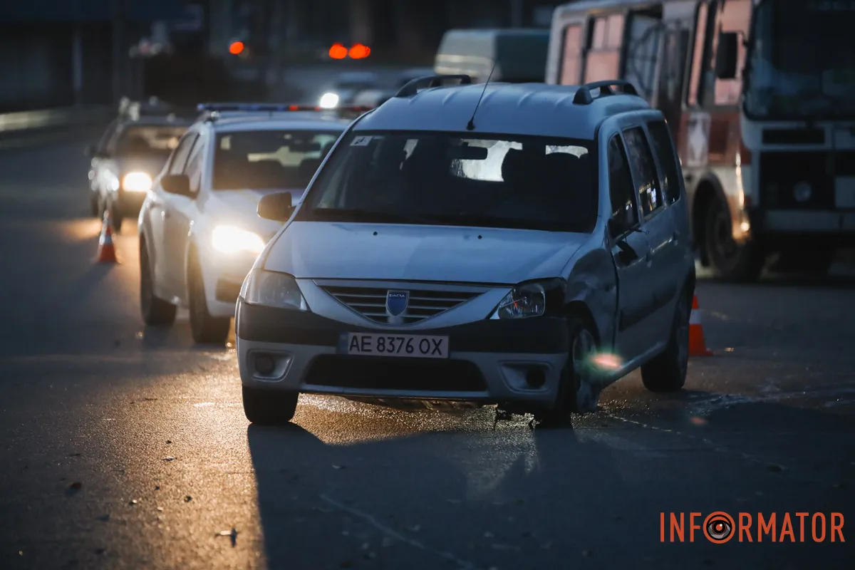 Тут зіштовхнулися Mazda та Dacia Машина вилетіла на узбіччя: у Дніпрі на Набережній Заводській зіштовхнулися Mazda та Dacia 2